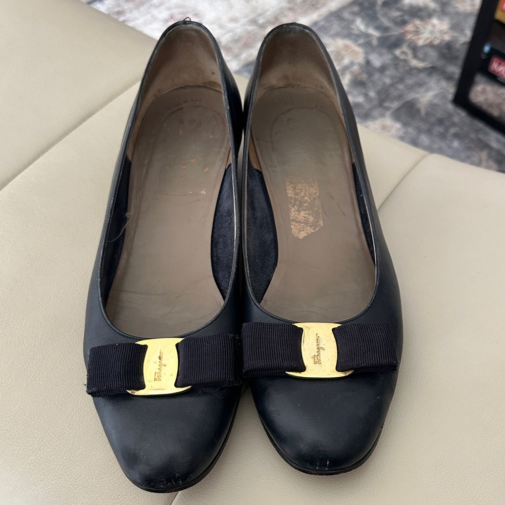 Salvatore Ferragamo Navy Leather Low Heel Pumps with Gold Bow Plaque - Picture 2 of 8